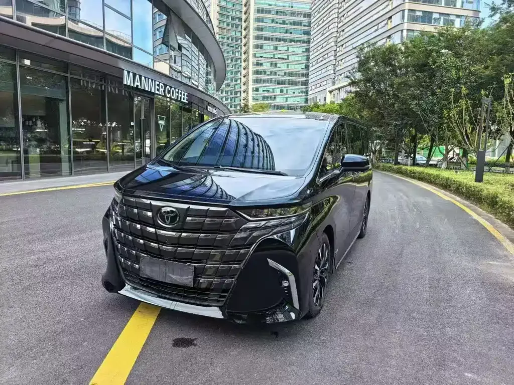 Toyota Alphard — фото 1