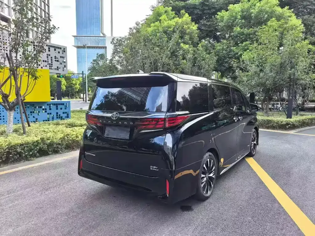 Toyota Alphard — фото 4