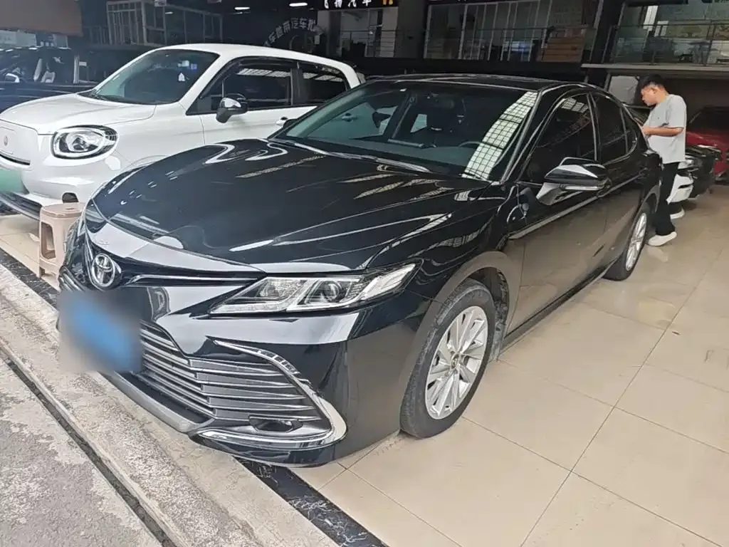 Toyota Camry — фото 1