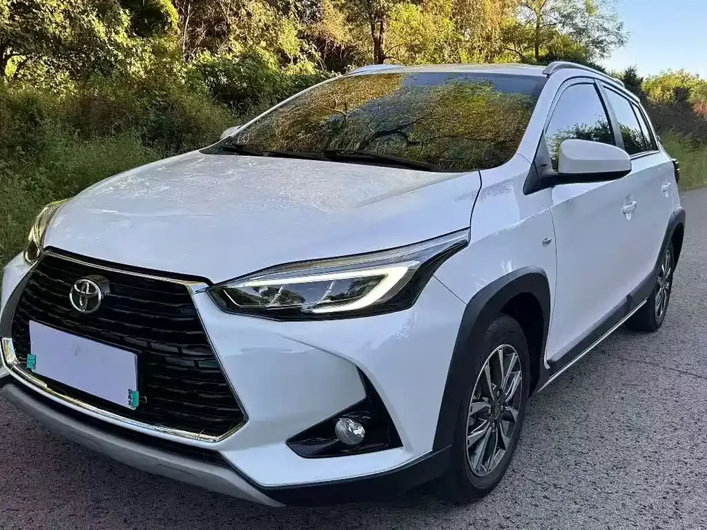 Toyota Yaris L — фото 1