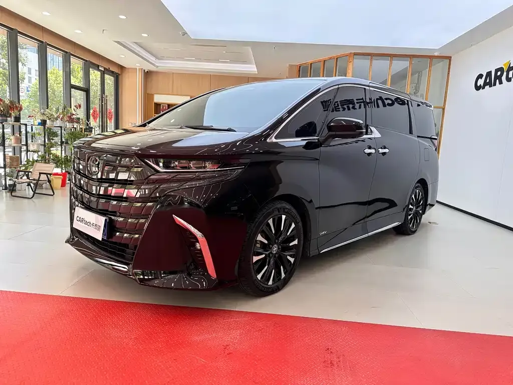 Toyota Alphard — фото 1