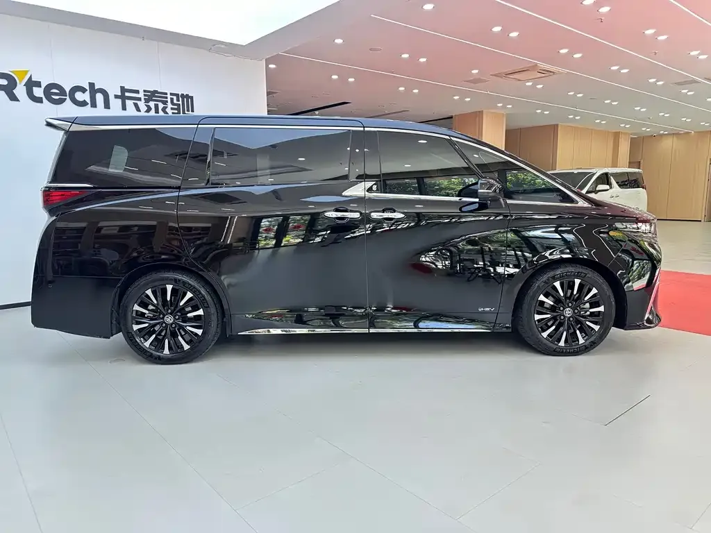 Toyota Alphard — фото 4