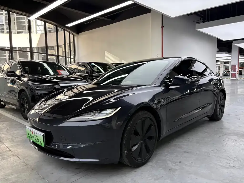 Tesla Model 3 — фото 1