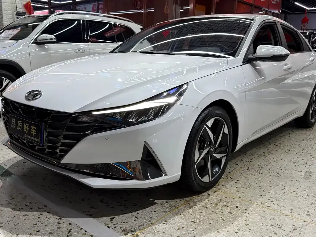 Hyundai Elantra — фото 1