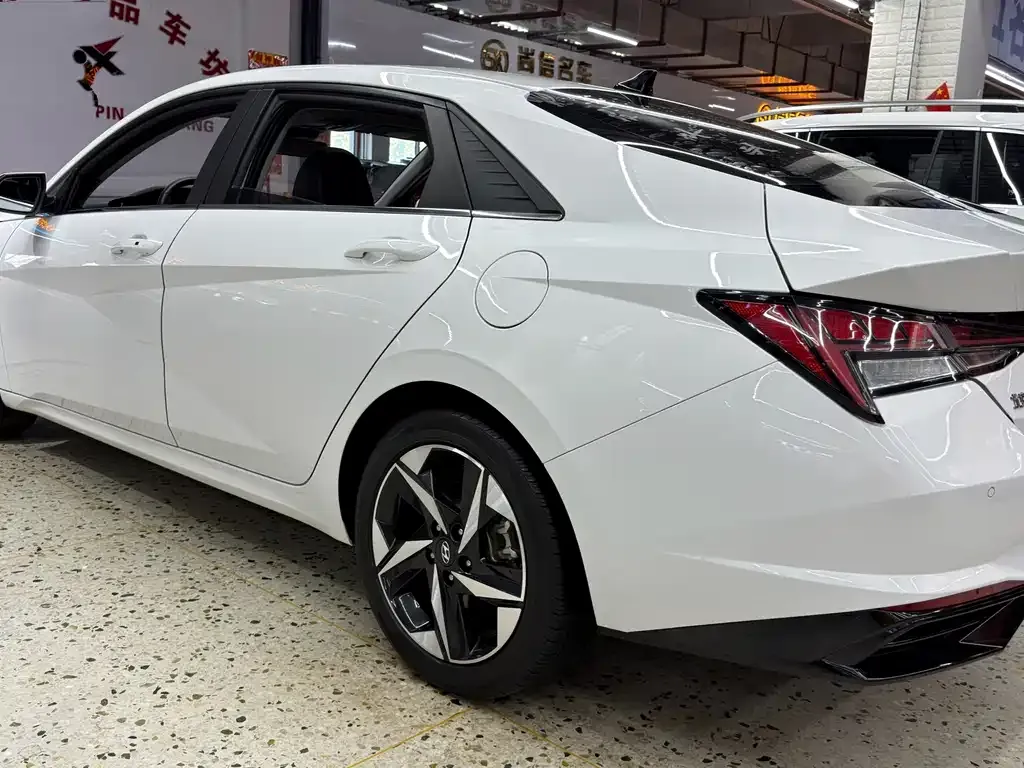 Hyundai Elantra — фото 7