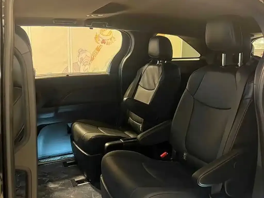 Toyota Sienna — фото 4
