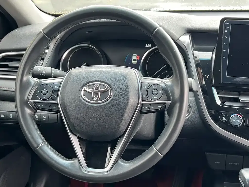 Toyota Camry — фото 8