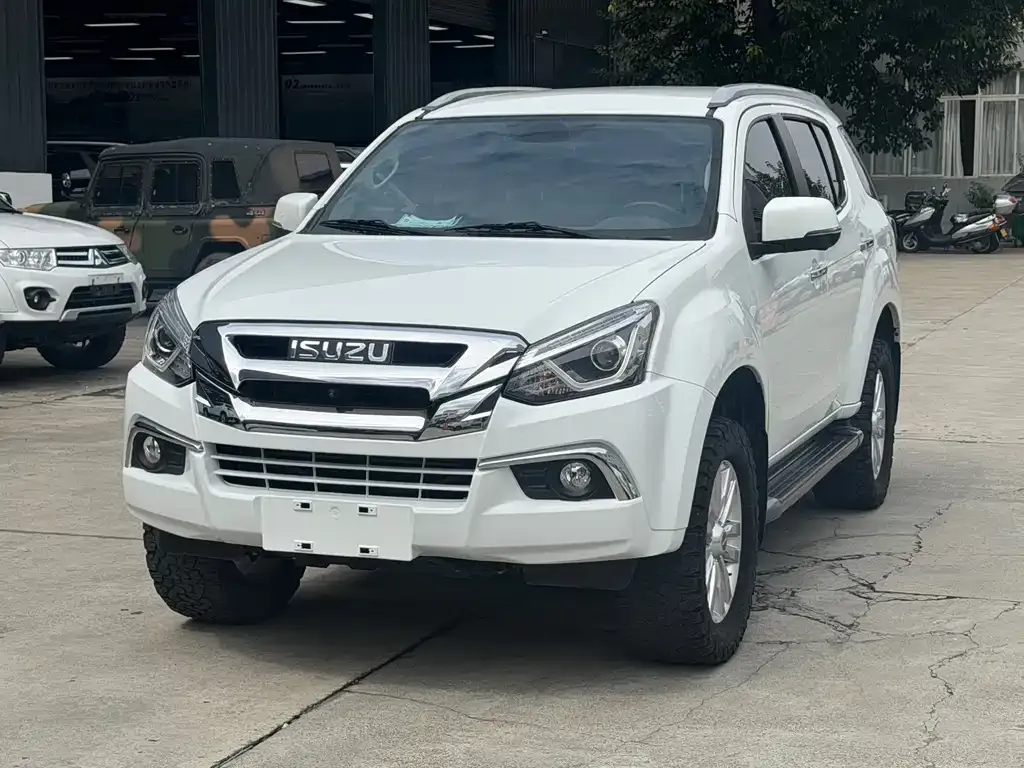 Isuzu MU-X — фото 1