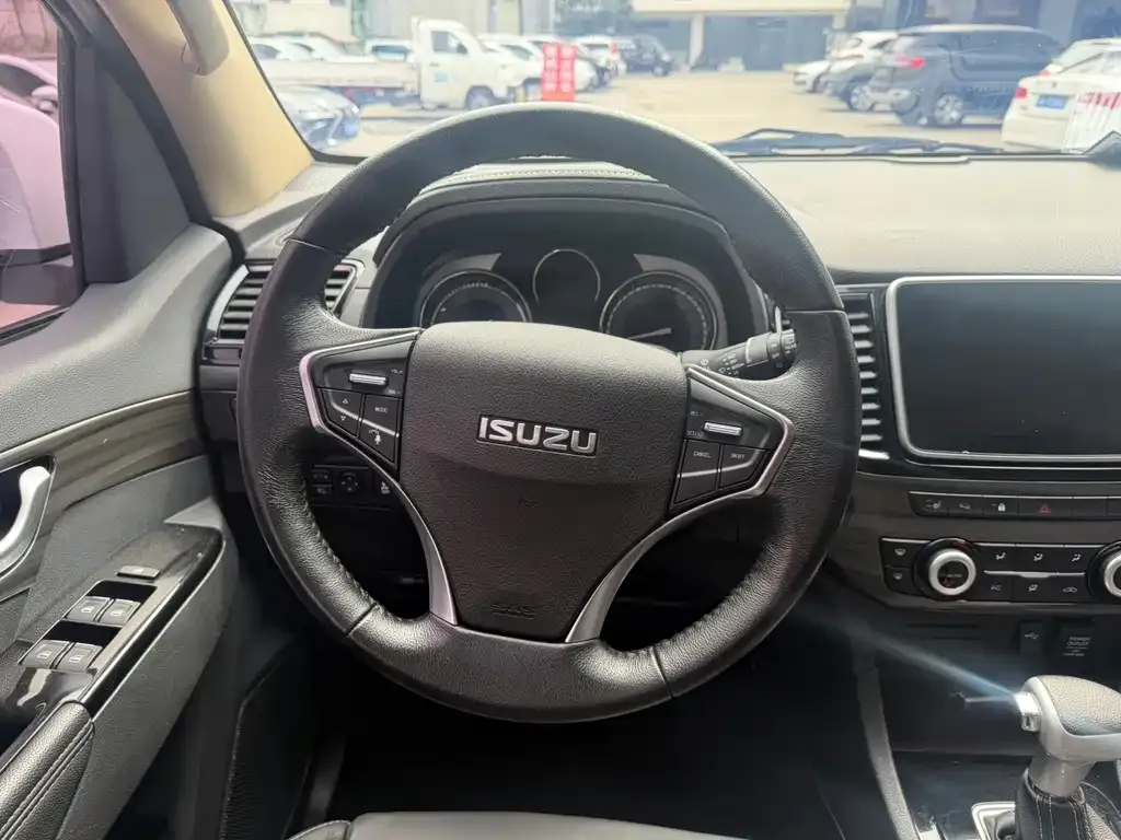 Isuzu MU-X — фото 9