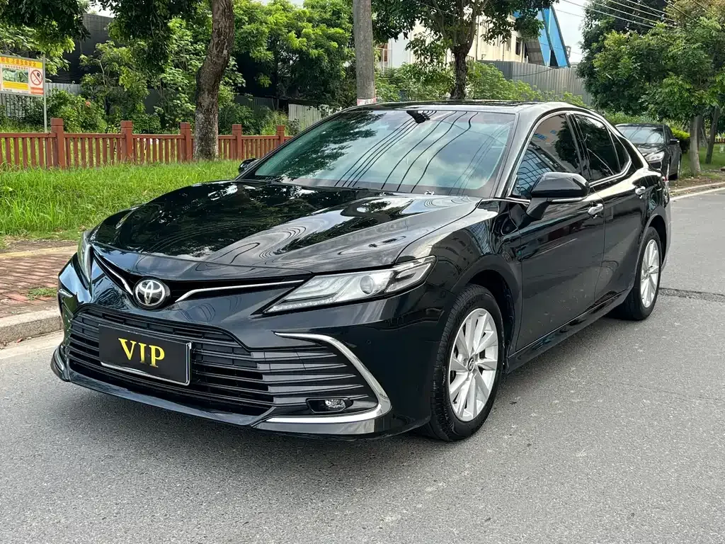 Toyota Camry — фото 1