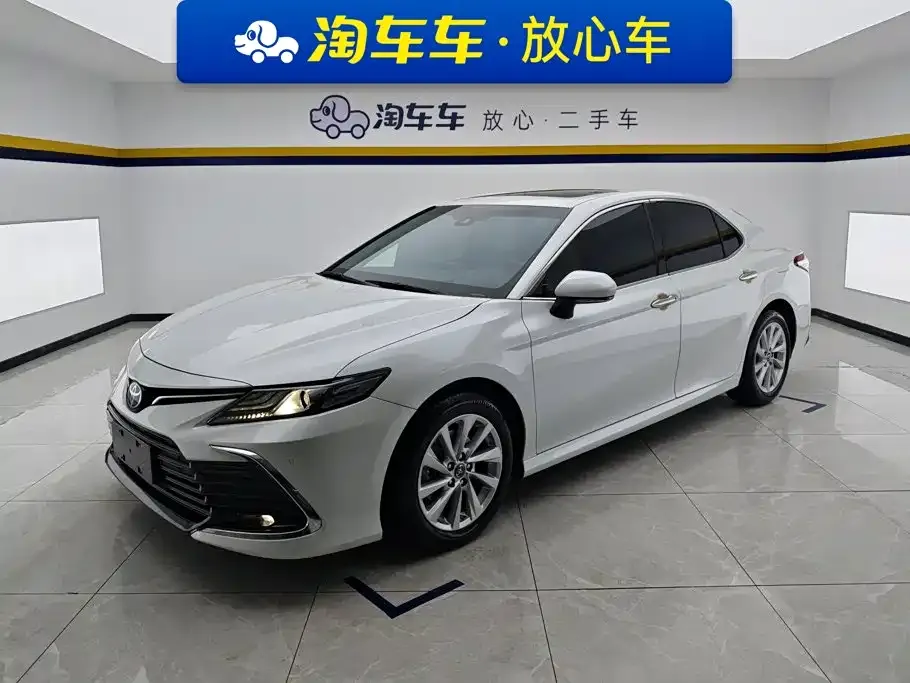 Toyota Camry — фото 1