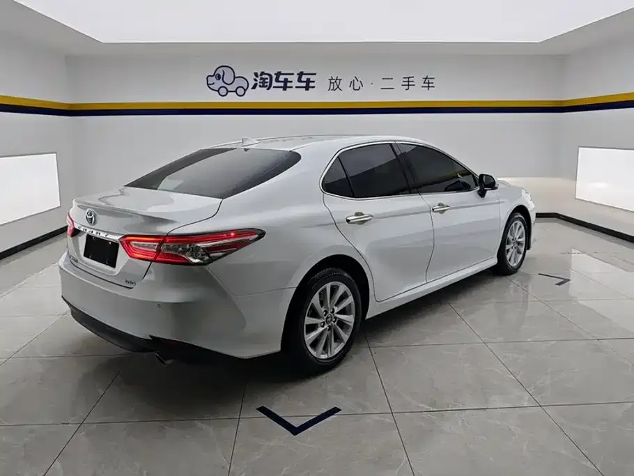 Toyota Camry — фото 2