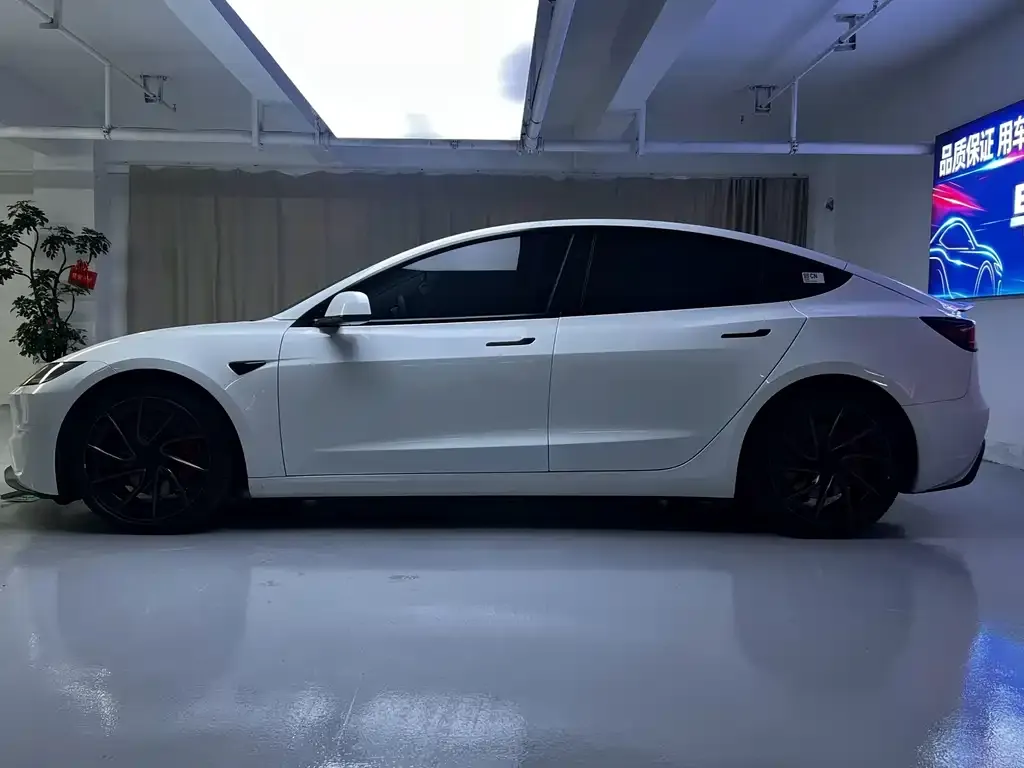 Tesla Model 3 — фото 10