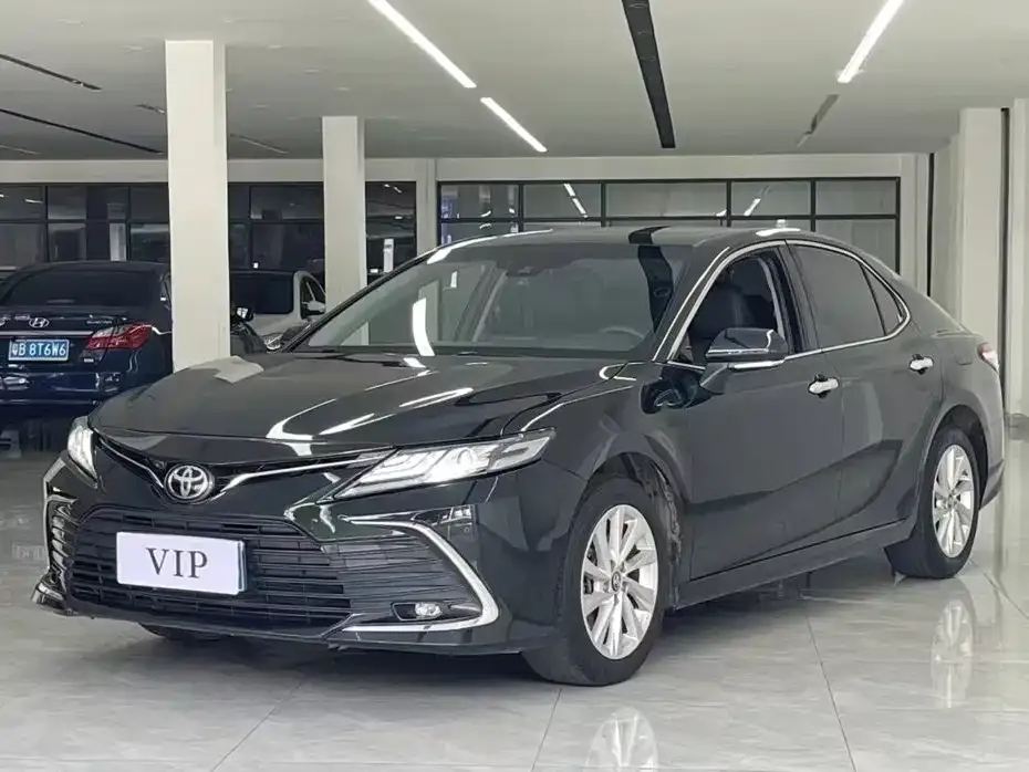 Toyota Camry — фото 1