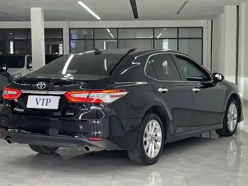 Toyota Camry — фото 2