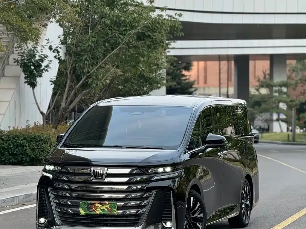 Toyota Vellfire — фото 1