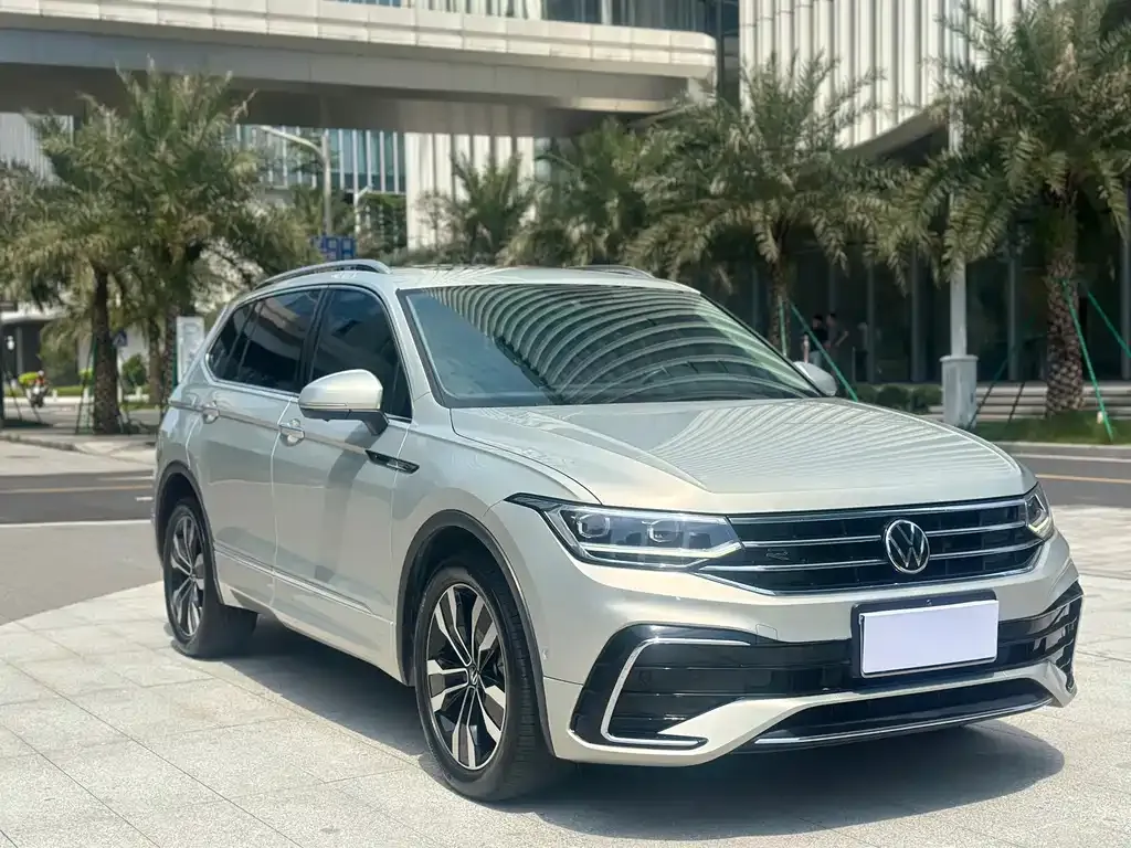 Volkswagen Tiguan L — фото 1