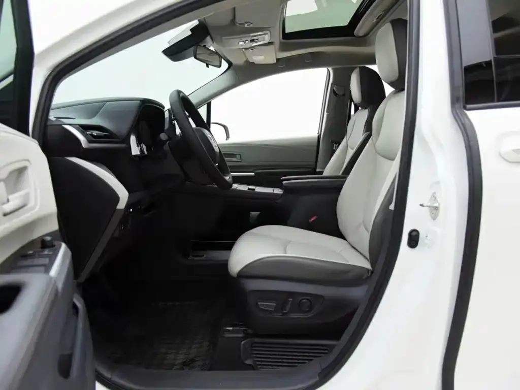 Toyota Granvia — фото 4