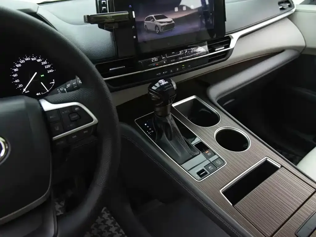 Toyota Granvia — фото 10