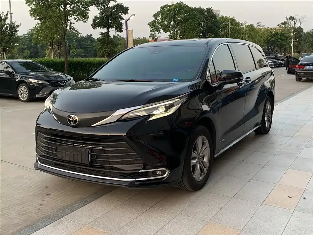 Toyota Sienna — фото 1