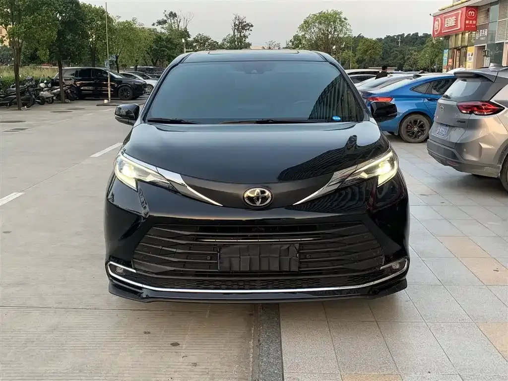 Toyota Sienna — фото 9