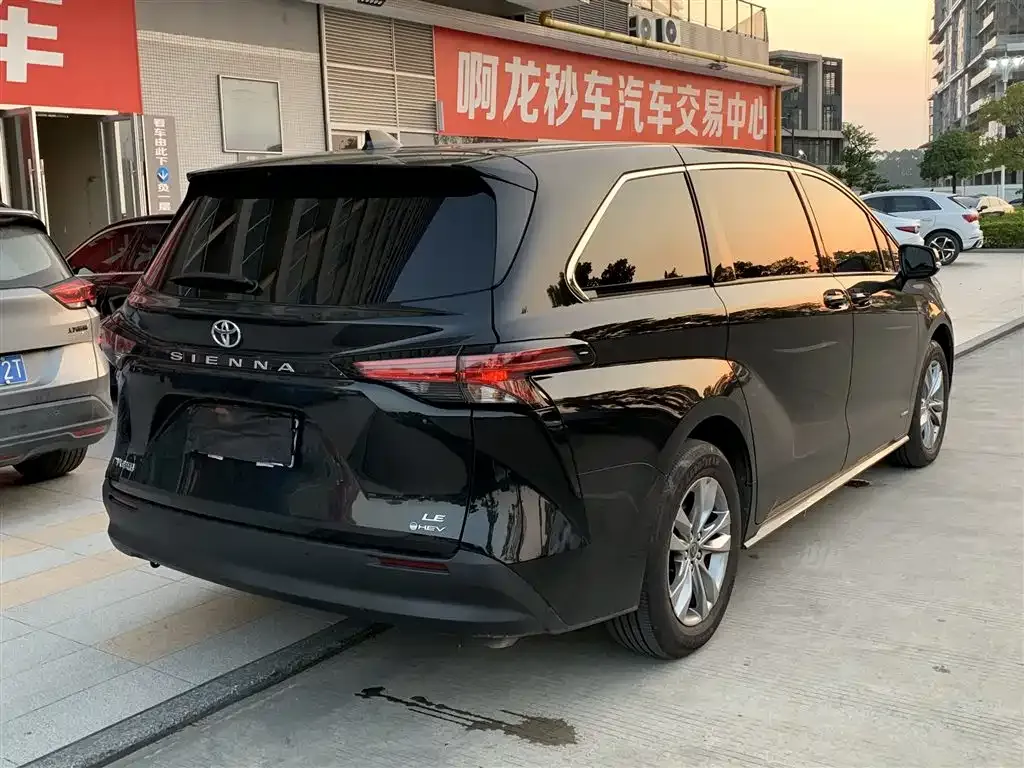 Toyota Sienna — фото 8