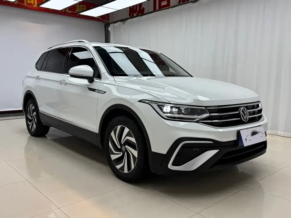 Volkswagen Tiguan L — фото 1