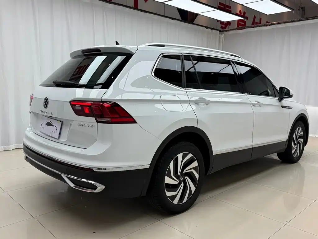 Volkswagen Tiguan L — фото 10