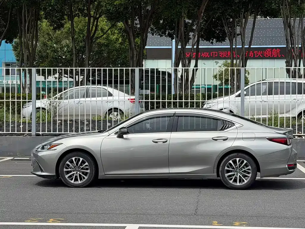 Lexus ES — фото 10