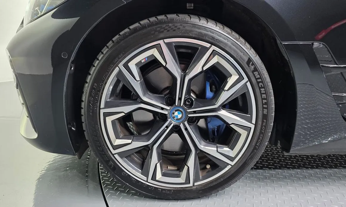 BMW i4 — фото 10