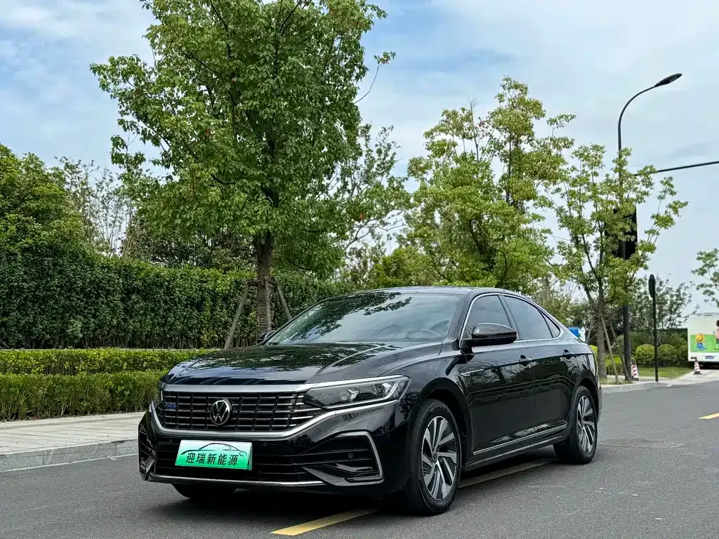 Volkswagen Passat PHEV — фото 1
