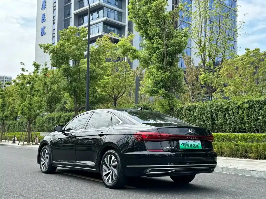 Volkswagen Passat PHEV — фото 8