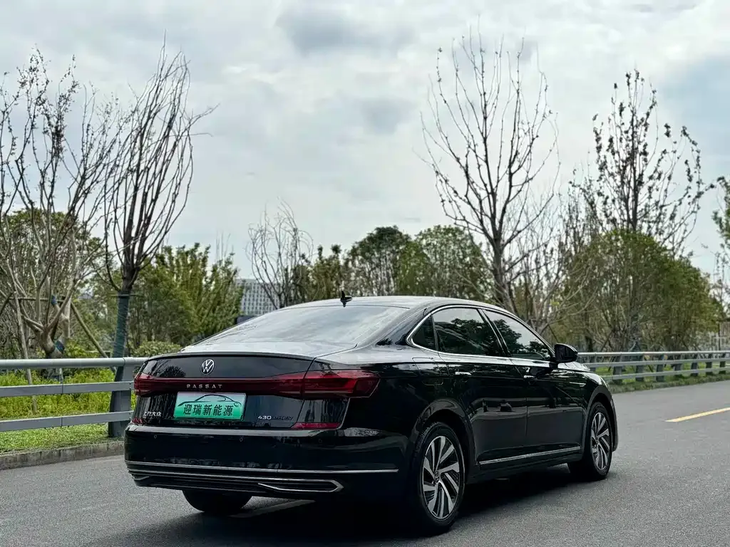 Volkswagen Passat PHEV — фото 7