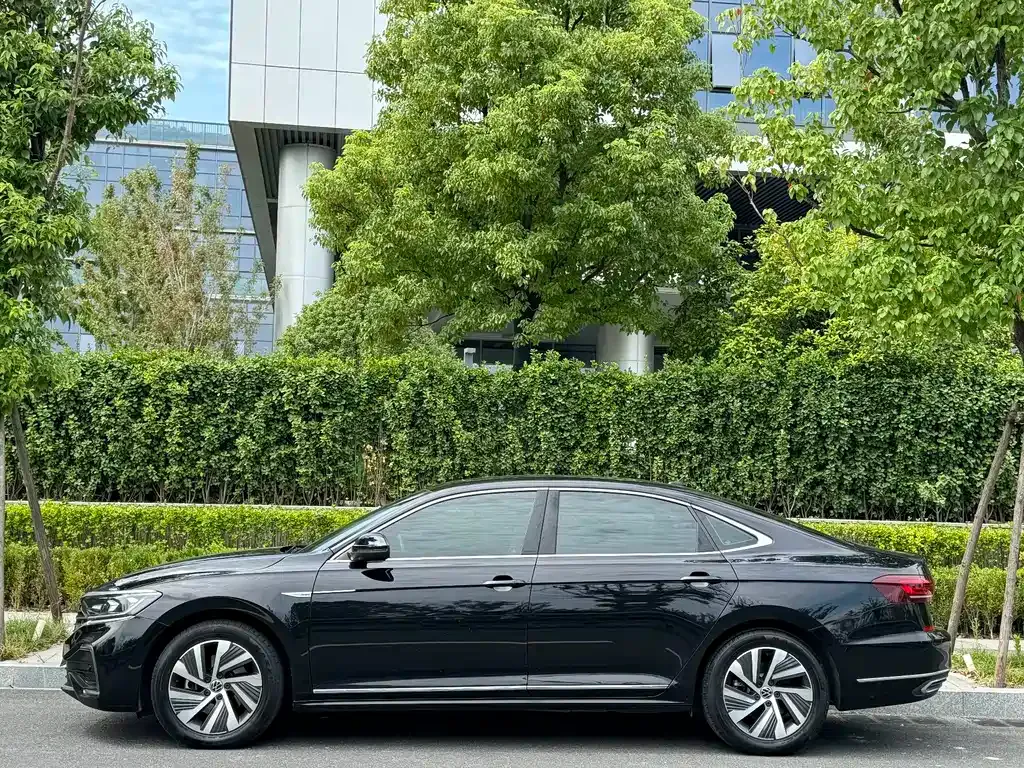 Volkswagen Passat PHEV — фото 10