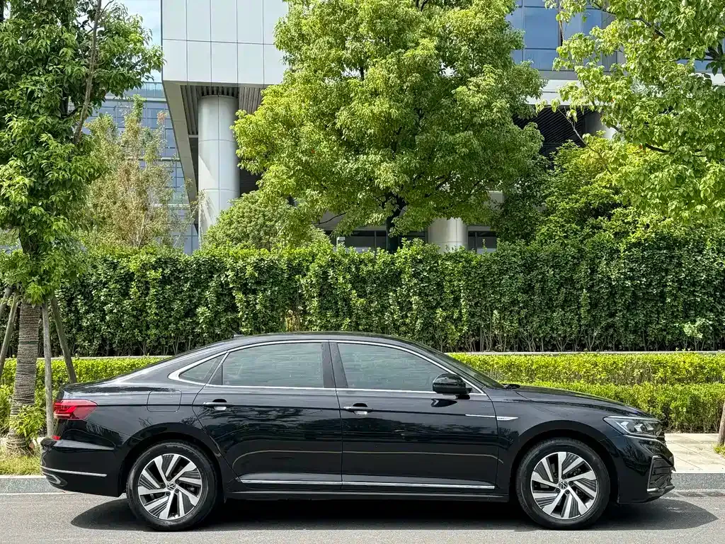 Volkswagen Passat PHEV — фото 9