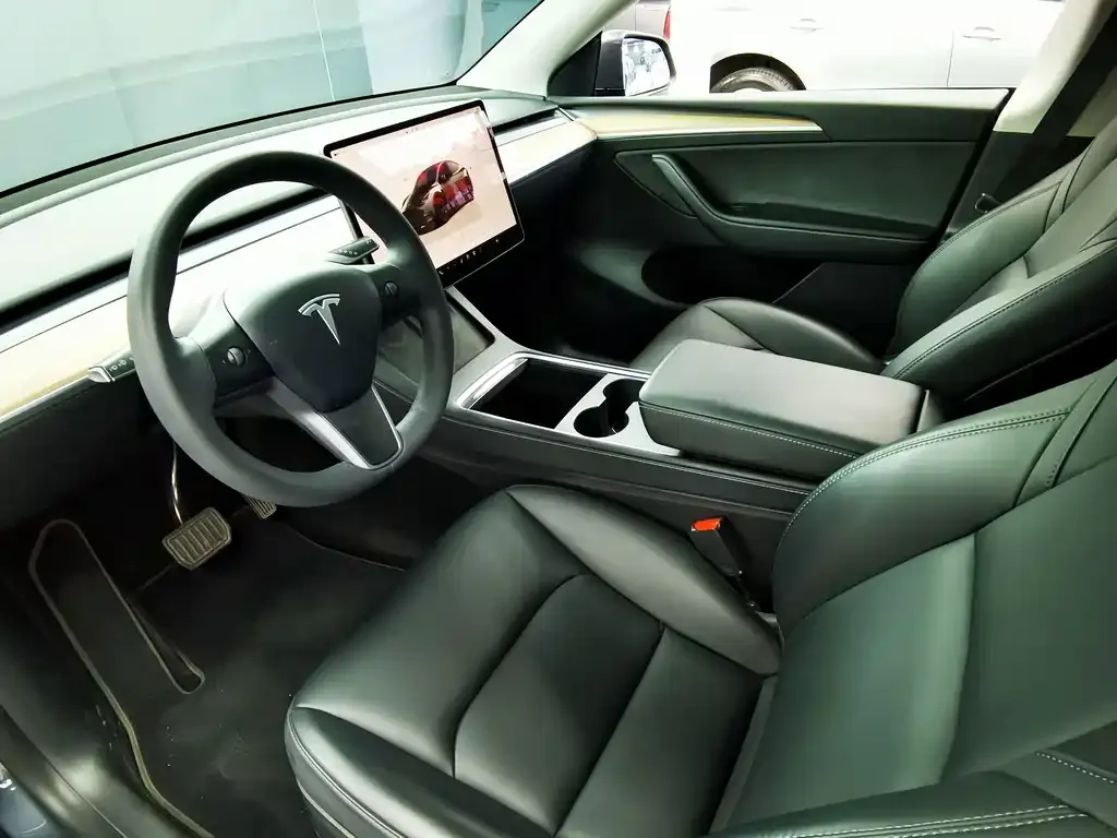 Tesla Model Y — фото 6
