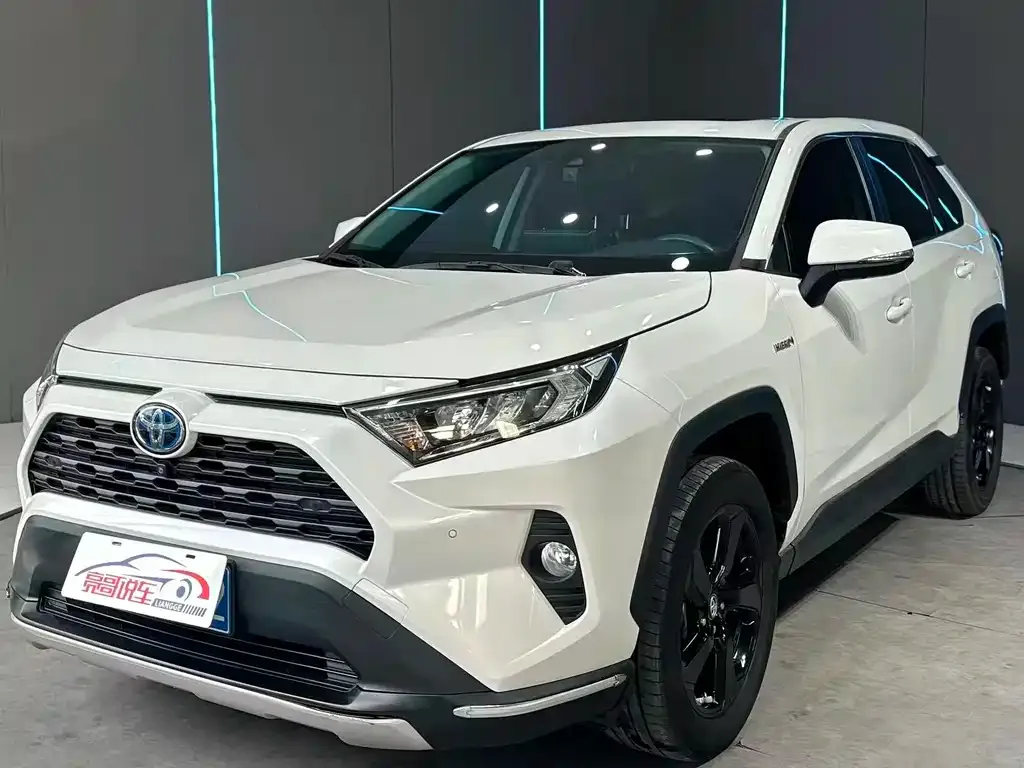 Toyota RAV4 — фото 1