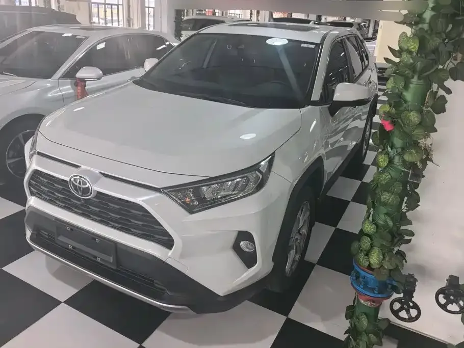 Toyota RAV4 — фото 1