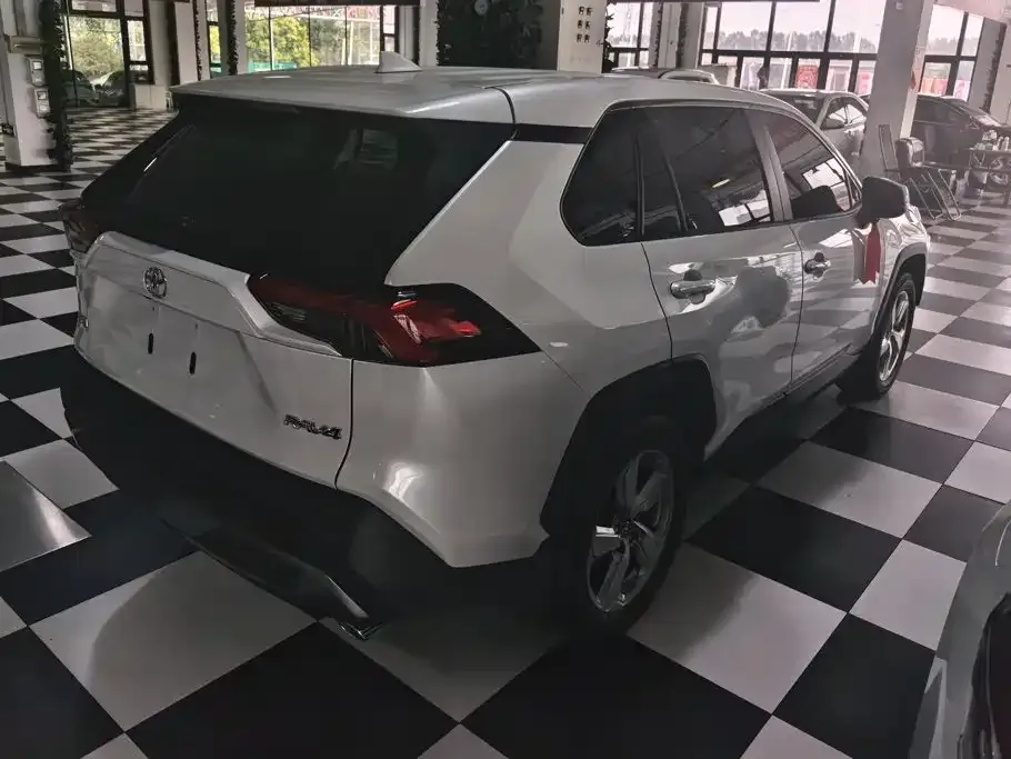 Toyota RAV4 — фото 8