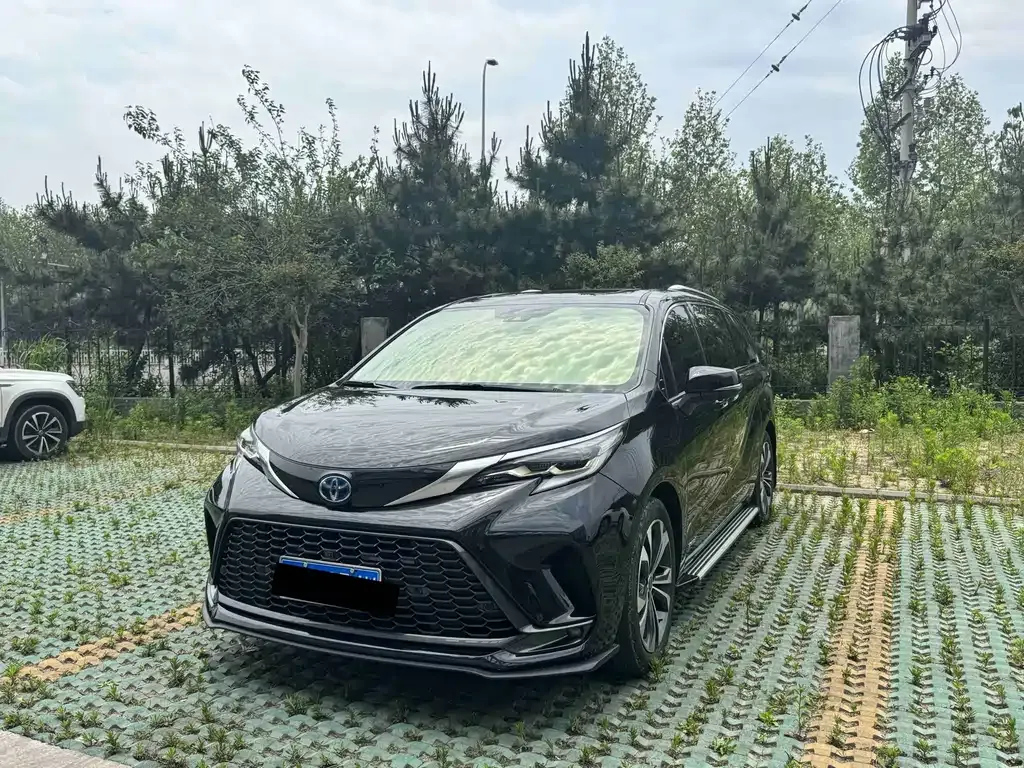 Toyota Granvia — фото 1