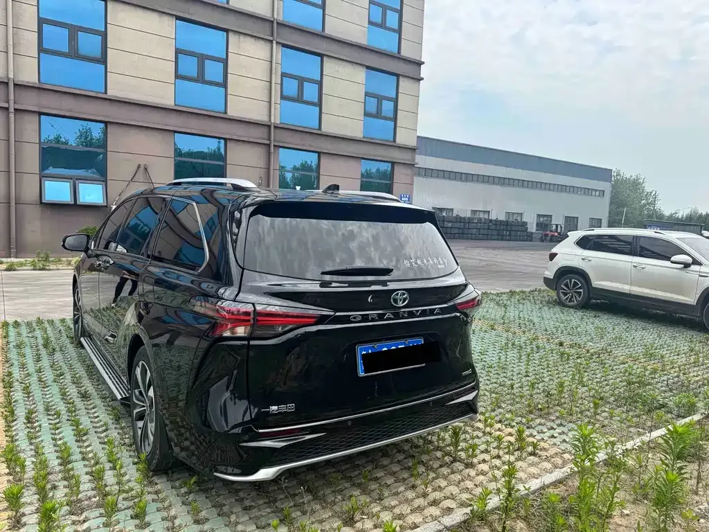 Toyota Granvia — фото 7