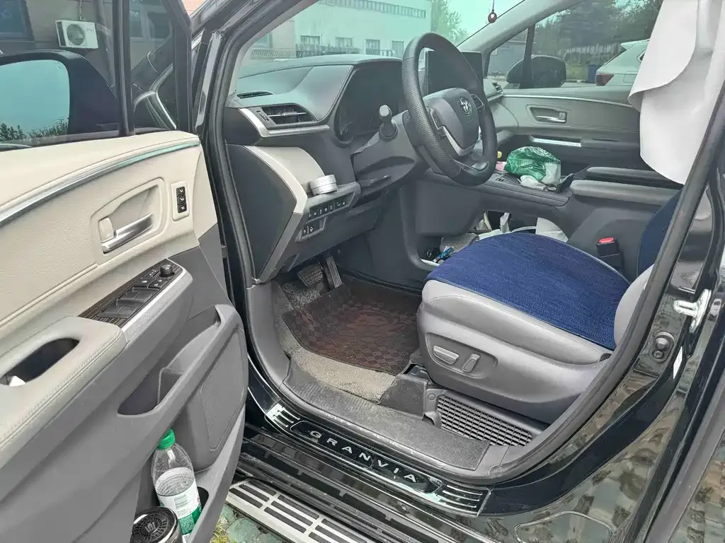 Toyota Granvia — фото 5
