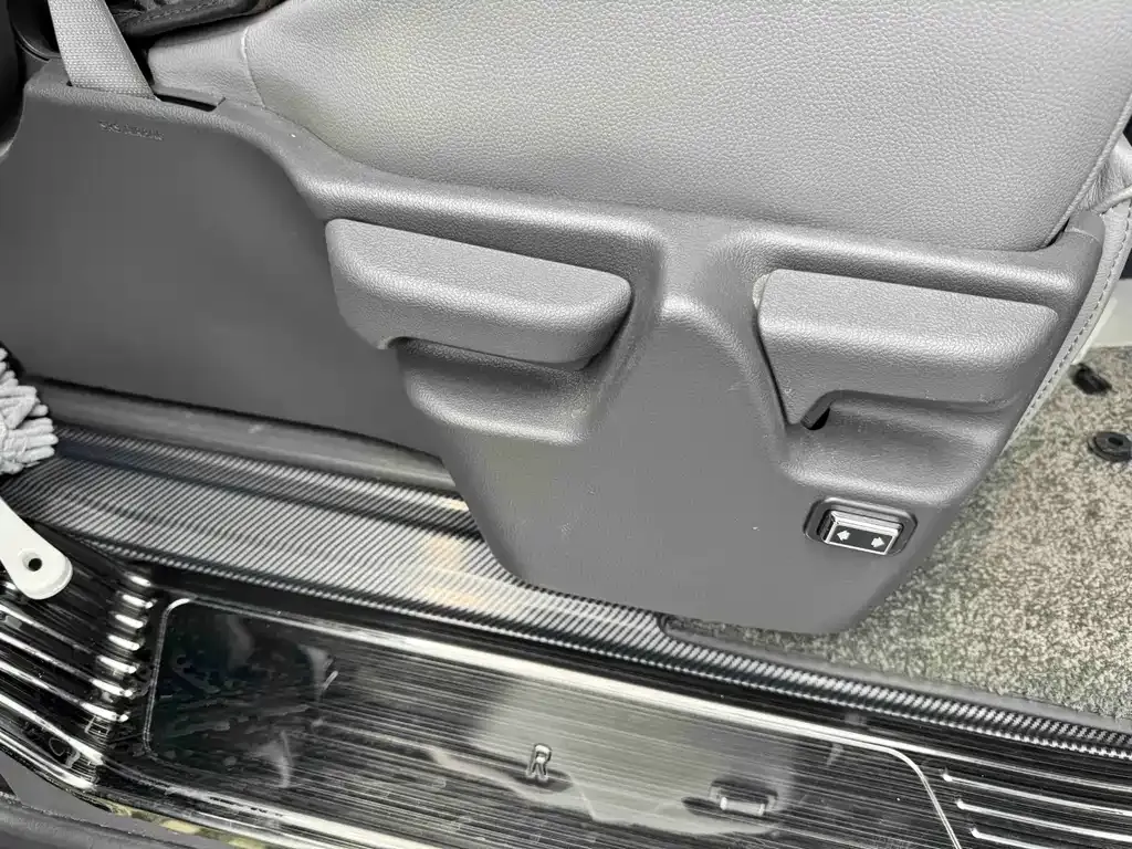 Toyota Granvia — фото 3