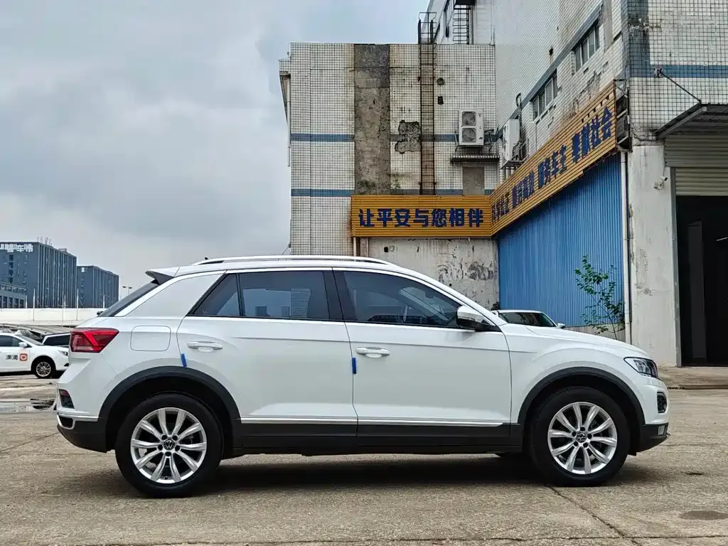 Volkswagen T-Roc — фото 10