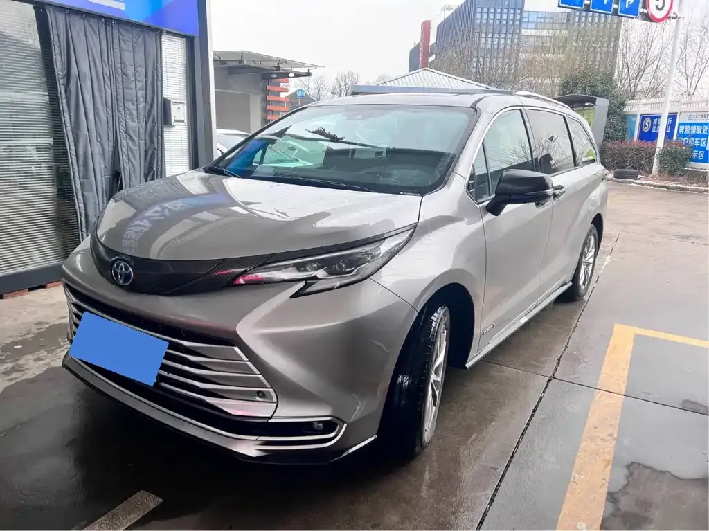 Toyota Sienna — фото 1