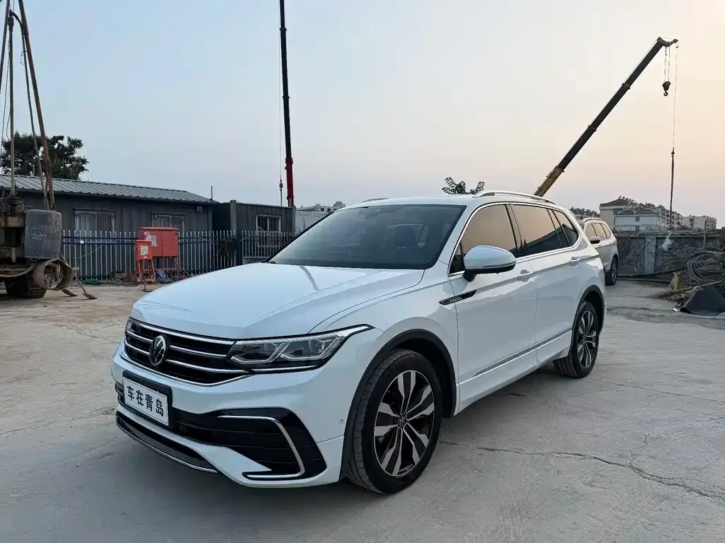 Volkswagen Tiguan L — фото 1