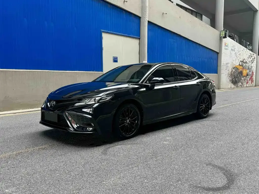 Toyota Camry — фото 1