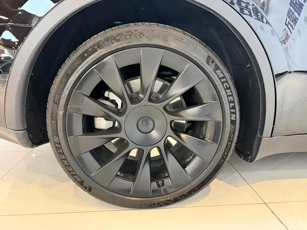 Tesla Model Y — фото 8