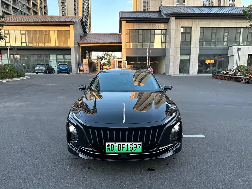 Hongqi E-QM5 — фото 1