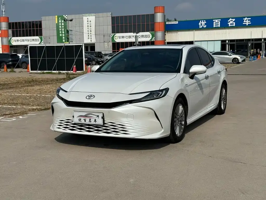 Toyota Camry — фото 1